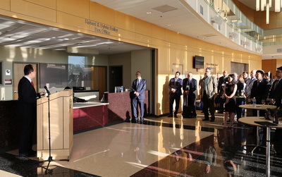 驻芝加哥总领事洪磊出席堪萨斯州2017年全球制造业峰会，分享网络文化经营发展经验